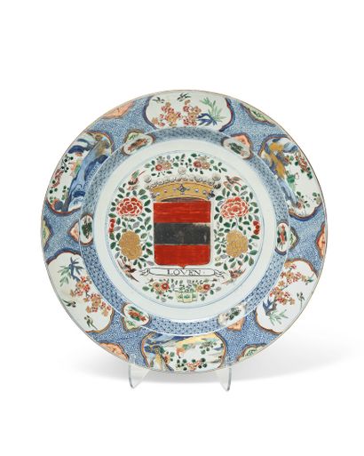 null Chine
Grand plat rond en porcelaine à décor bleu, rouge, vert et or au centre...