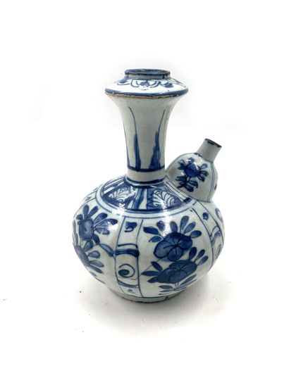 null CHINE, Ming 
Vase en porcelaine à décor en bleu sous couverte 
H. 22 cm
Fêl...