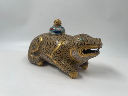null CHINE, XXe siècle 
Brule parfum en bronze et émaux cloisonnés en forme de chien...