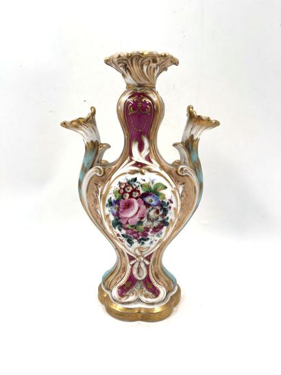 null PARIS
Vase en porcelaine à décor polychrome et or de fleurs et feuilles 
XIXè...