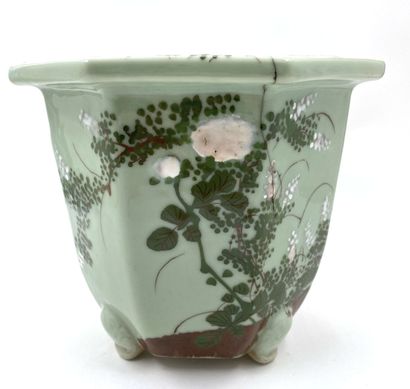 null GIEN, COMPAGNIE DES INDES, JAPON
Deux caches pots en porcelaine :

Un cache-pot...