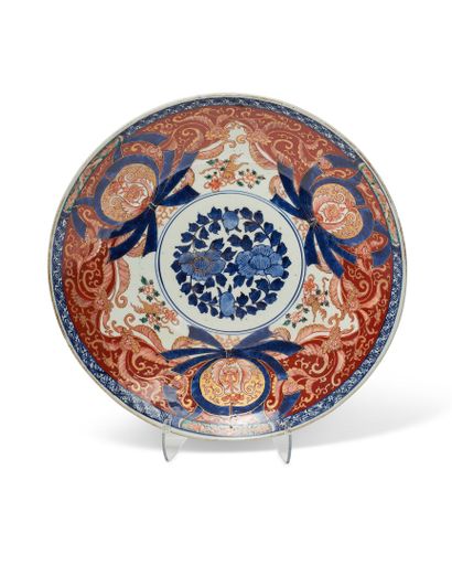 null JAPON
Grande coupe ronde en porcelaine à décor bleu, rouge et or Imari de pivoines...