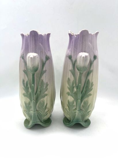 null LUNEVILLE
Paire de vases en faïence mauve et verte à décor de fleurs 
Epoque...