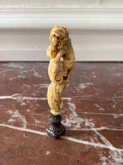 null Cachet en ivoire sculpté représentant un lion.
XIXème siècle 
L. 9,5 cm, L....