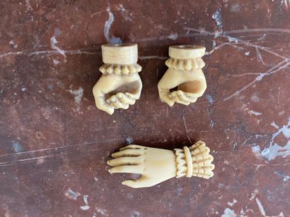 null Trois mains en ivoire sculpté. 
XIXème siècle 
Long. : 2,5 à 5 cm 

Ces trois...