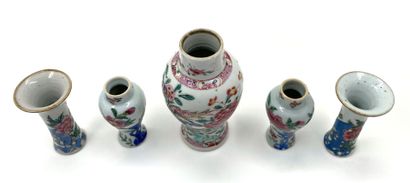 null CHINE 
Ensemble de petits vases en porcelaine :

Paire de petits vases balustre...