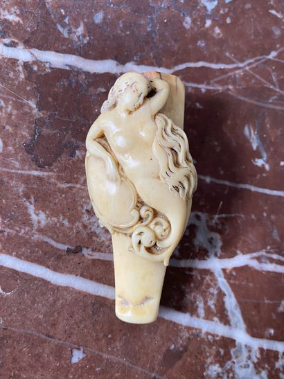 null Fume-cigarette en ivoire sculpté d'une femme.
XIXème siècle
Long. : 7,5 cm
Poids...