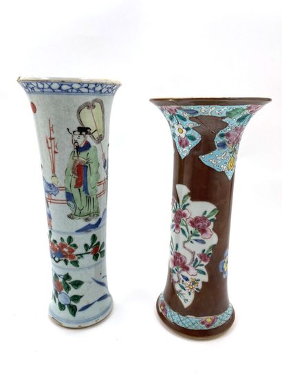 null CHINE
Ensemble de vases cornet :

Vase de forme cornet en porcelaine à décor...