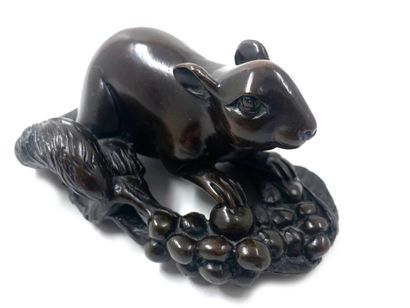 null JAPON, XXème siècle 
Epreuve en bronze à patine brune figurant un rat 
L.: 11...