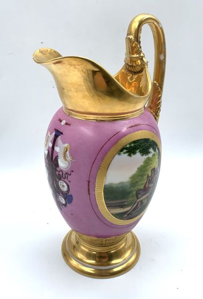 null PARIS
Pot à eau en porcelaine à décor polychrome d'un amour jouant de la harpe...