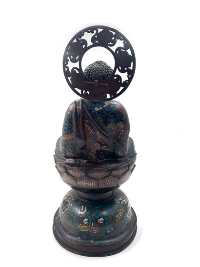 null JAPON, XIXe siècle
Bouddha avec mandorle en bronze patiné à décor polychrome...