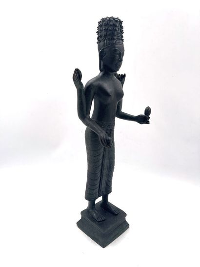 null Divinité en bronze 
Travail Khmer
H : 41 cm
