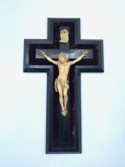 null Christ en croix de type « Cristo Vivo », ivoire sculpté 
France, XIXème siècle...