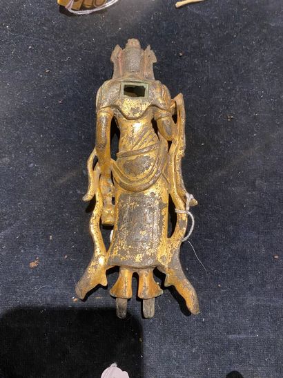 null CHINE, XIXe siècle 
Statuette de guanyin en bronze doré. 
H. 18 cm 
Manque le...