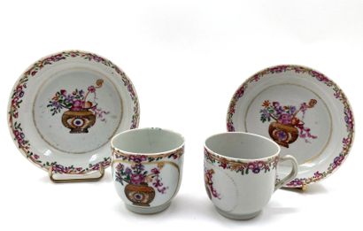 null CHINE (Compagnie des Indes) 
Deux tasses et soucoupes en porcelaine à décor...