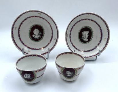 null VIENNE
Deux tasses et leur soucoupe en porcelaine à décor de portraits en grisaille...