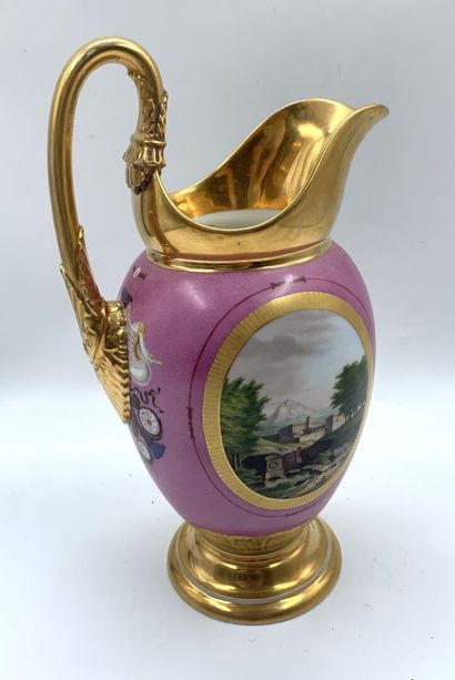 null PARIS
Pot à eau en porcelaine à décor polychrome d'un amour jouant de la harpe...