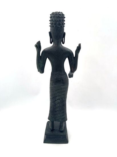 null Divinité en bronze 
Travail Khmer
H : 41 cm