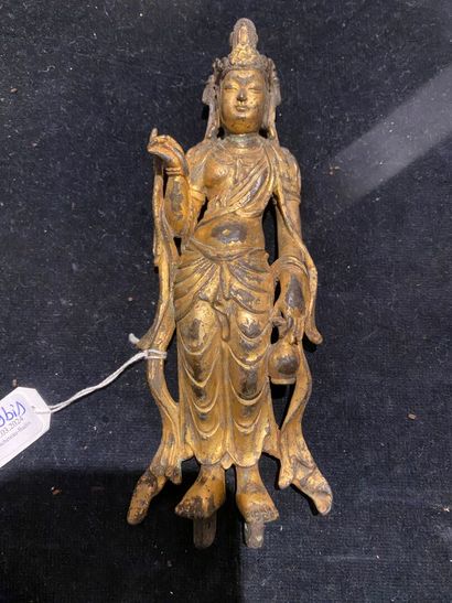 null CHINE, XIXe siècle 
Statuette de guanyin en bronze doré. 
H. 18 cm 
Manque le...