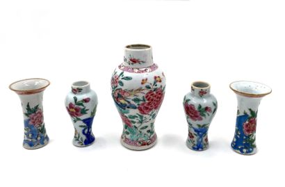 null CHINE 
Ensemble de petits vases en porcelaine :

Paire de petits vases balustre...
