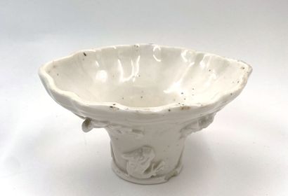 null CHINE, DEHUA
Ensemble d'objets de vitrine en porcelaine :

Vase en porcelaine...