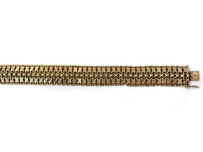null Bracelet articulé en or jaune 750 millièmes, les maillons à décor de croisillons.
(Usures).
Longueur...