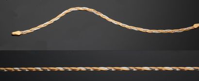null *Collier et bracelet souples en or 750 millièmes de deux tons figurant une tresse.
(Usures).
Longueur...