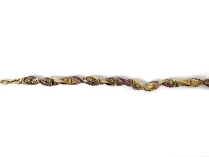 null Articulated necklace in two-tone 750 thousandths gold, the twisted links decorated...