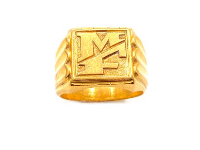 null Yellow gold ring 750 thousandths, the center monogrammed.
(Worn).
Finger size:...