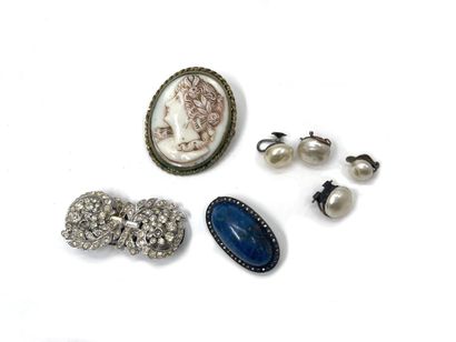 null Lot de bijoux fantaisie comprenant sept colliers de perles d'imitation ou composition...