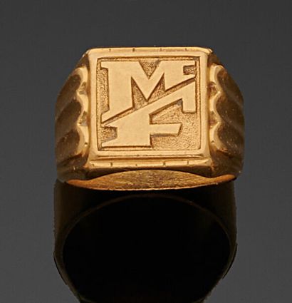 null Yellow gold ring 750 thousandths, the center monogrammed.
(Worn).
Finger size:...