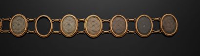 null Bracelet articulé composé de sept motifs de forme ovale, chacun renfermant des...