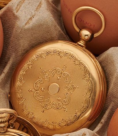 null Pocket watch in yellow gold 750 thousandths, guilloché and engraved back decorated...