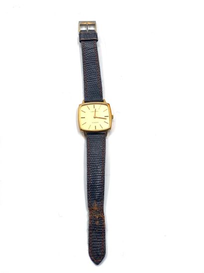 null Montre bracelet d'homme, la montre de forme rectangulaire en or jaune 750 millièmes,...