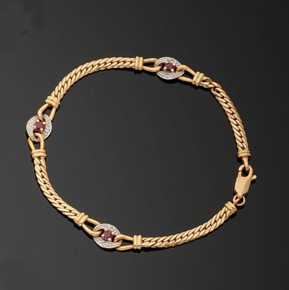 null *Bracelet articulé en or jaune 750 millièmes orné de pierres rouges et blanches.
(Usures).
Poids...