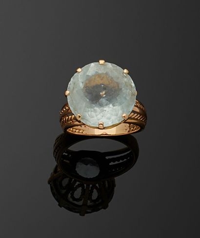 null Ring in 750 thousandths yellow gold, the center set with a round blue imitation...
