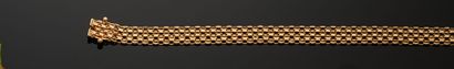 null *Bracelet articulé en or jaune 750 millièmes, les maillons ajourés.
(Usures).
Longueur...