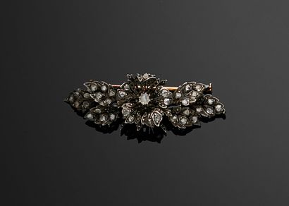 null Brooch in 750 thousandths gold and 800 thousandths silver with foliage decoration...