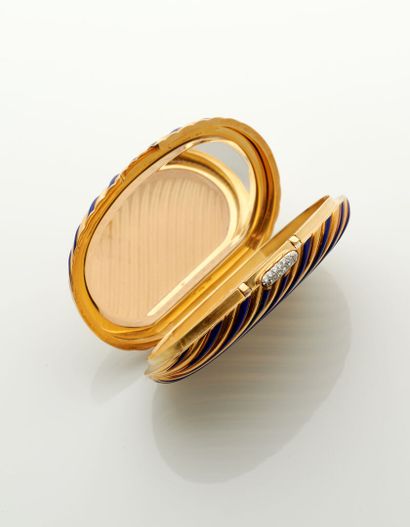 null Poudrier de forme ovale en or jaune 750 millièmes entièrement gravé de godrons...