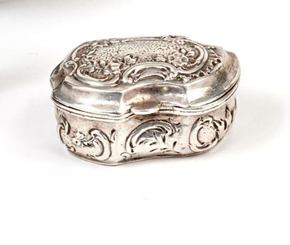 null 800 thousandths silver pill box with rocaille decoration.
German work, 20th...
