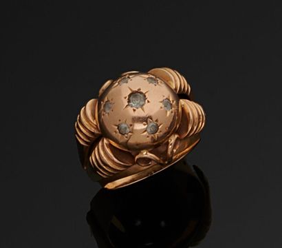 null Ring in yellow gold 750 thousandths, the center decorated with gadroons and...