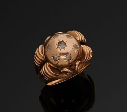 null Bague en or jaune 750 millièmes, le centre à décor de godrons et demi boule...