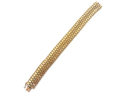 null Bracelet articulé en or jaune 750 millièmes, les maillons à décor de croisillons.
(Usures).
Longueur...