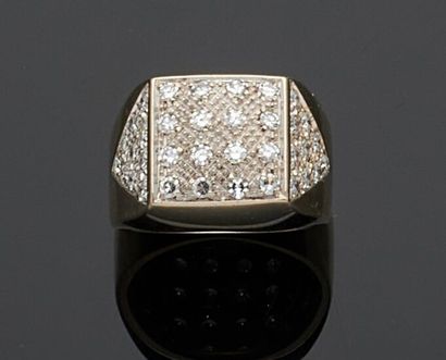 null Bague "chevalière" en or gris 750 millièmes, le centre orné de diamants ronds...