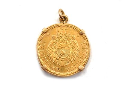 null Pendentif en or jaune 750 millièmes orné au centre d'une pièce de cinq pesos...