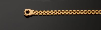 null *Bracelet articulé en or jaune 750 millièmes, les maillons de forme bombée.
5usures).
Longueur...