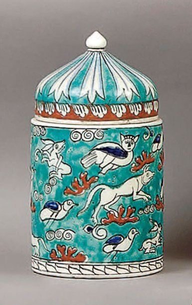 null Pot cylindrique couvert en céramique polychrome dans le style ottoman d'Iznik....