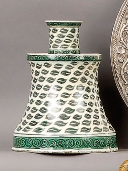 null Rare chandelier dans le style ottoman d'Iznik en céramique peint en noir et...
