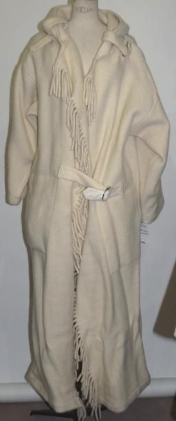 Jean Charles de CASTELBAJAC Duffle-coat long en lainage blanc, capuche se transformant...
