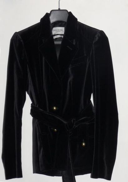 Yves Saint LAURENT Veste en velours noir d'inspiration saharienne, col cranté, simple...